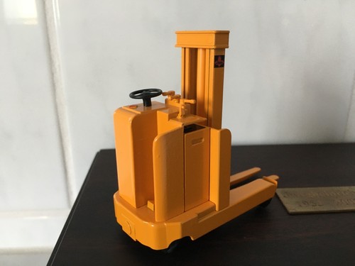 Jungheinrich Jubiläumsmodelle von 2003, 2 Schubmast Stapler Gabelstapler Holzbox - Bild 3 von 5