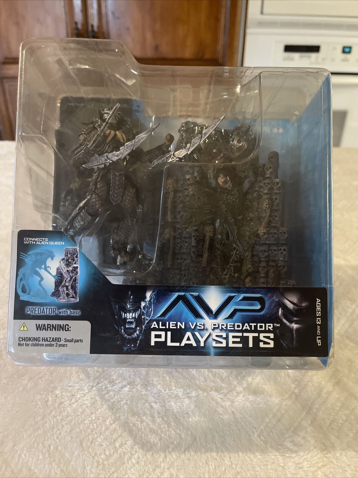 McFARLANE AVP ALIEN QUEEN VS CELTIC PREDATOR PLAYSETS PREDATOR FIGURE WITH BASE