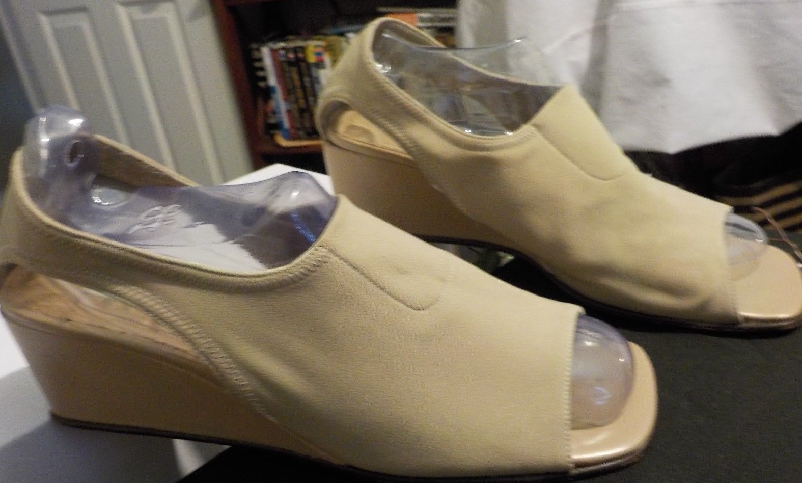 Donald J. Pliner Pliner Pliner Women's Leather Perforated Wedge shoes TanBeige SZ 8 M SPAIN 190979 Donald J. Pliner Pliner Pliner Women's Leather Perforated Wedge shoes TanBeige SZ 8 M SPAIN 190979