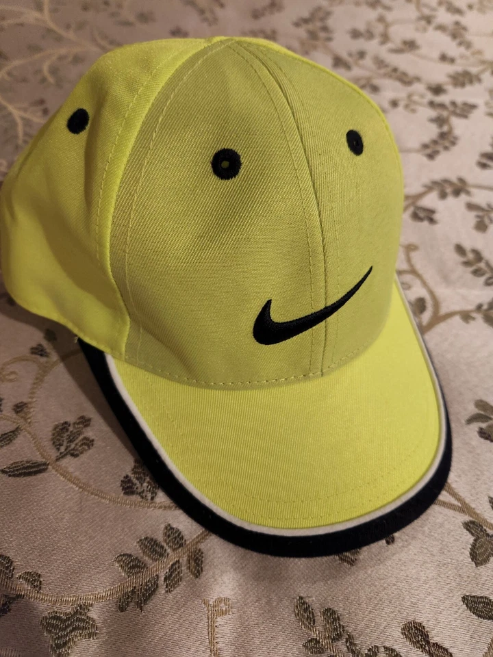 Adorable sombrero de golf Just Do It verde neón Nike para niños/niños pequeños Foto 2 de 4