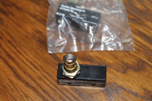 ot of 30 Cutler Hammer Precision Limit Switches,E47BML10,Roller Plunger, New - Picture 2 of 6