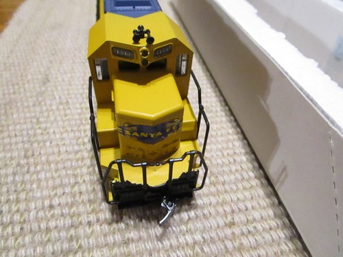 ATLAS HO GAUGE SD35 DIESEL #7011 SANTA FE 1001 RUNS AND LIGHT WORKS IN BOX - Picture 6 of 13