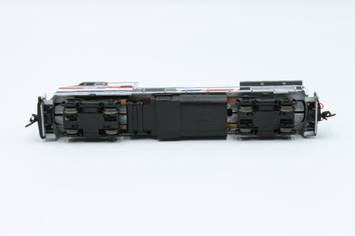 Atlas 48881 N Scale Dash 8-32BWH Diesel Locomotive Amtrak Pepsi Can #505 DCC - Picture 6 of 9