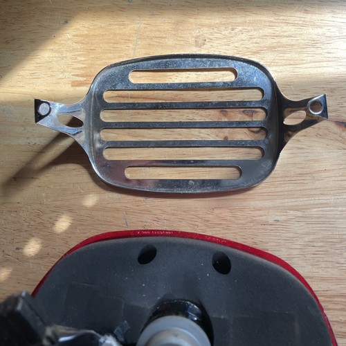 Conjunto de luz de cola/freno Harley Softail con soporte para placa de licencia cubierta cromada - Imagen 10 de 11