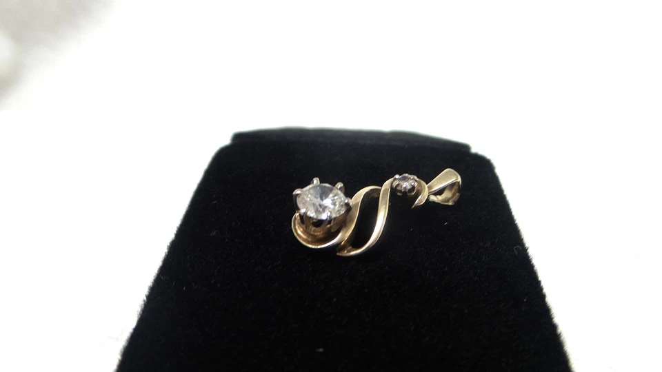 Colgante de diamantes de corte redondo de oro amarillo de 14 quilates para dama Foto 3 de 4