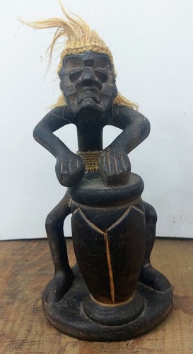 2 estatuillas de tambor de surfista tribal de madera y yute talladas a mano de colección Tiki Tribesman - Imagen 2 de 16