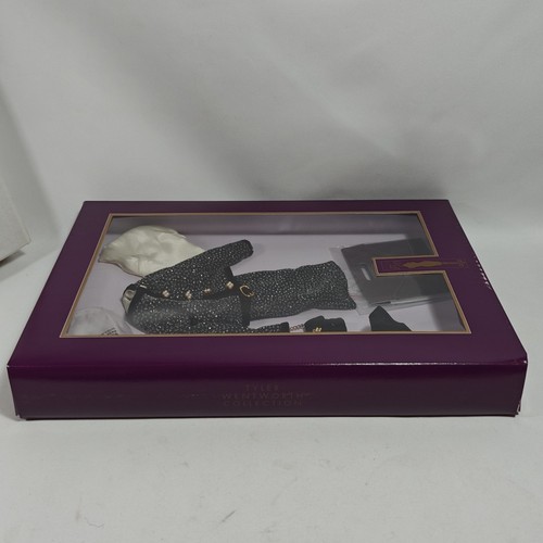 Tonner - Abito alla moda 2001 Tailleur Classique 16" Tyler Wentworth - Nuovo con scatola - Foto 9 di 12