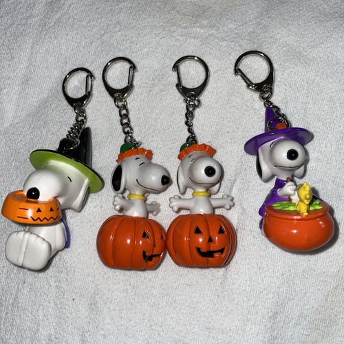 Lot Of 4 Vintage Peanuts Snoopy Witch Pumpkin Halloween Keychain Jack-O-Lantern