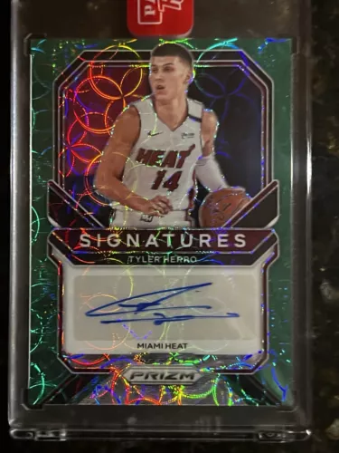 TYLER HERRO 2020-21 PANINI PRIZM SIGNATURES Green Choice AUTO 1/8 1st On Print