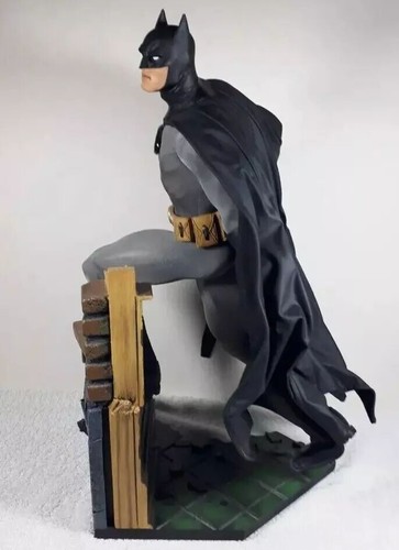 DC Collectables BATMAN 1/4 SCALE MUSEUM QUALITY STATUE Version Two 18 inch high - Picture 2 of 3