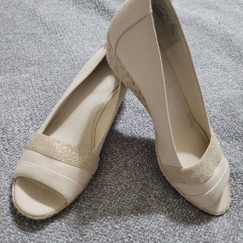 Aubrey Lynn Patricey Damenschuhe cremefarben & goldfarben Canvas Keilabsatz offene Zehenpartie Größe 8,5M