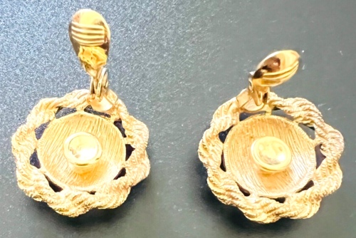 Pendientes con clip de colección firmados por Monet en tono dorado texturizado - alrededor de 1955 - Imagen 4 de 5