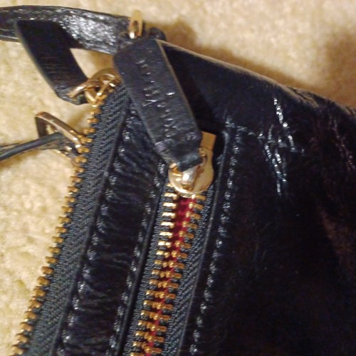 Bolso Bandolera Cole Haan Ali Mini Jitney Negro Charol Hombro - Imagen 9 de 9