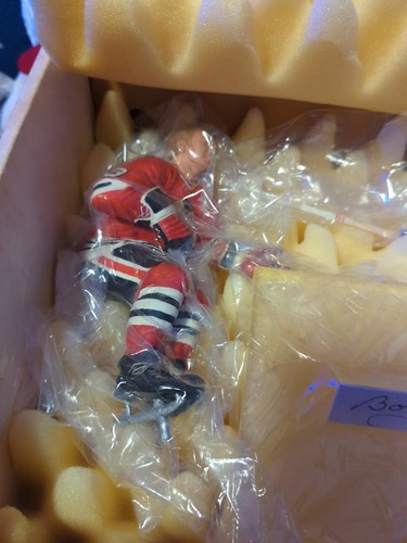 BOBBY HULL “THE GOLDEN JET” CHICAGO BLACKHAWKS SIGNED GARTLAN FIGURINE BOX & COA - Picture 5 of 10