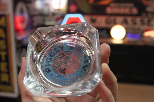 RARE 1960s PIGGLY WIGGLY SELF SERVICE GLASS ASHTRAY SIGN FOOD STORE PROMO PIG - Picture 9 of 23