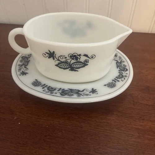 Vintage Pyrex OLD TOWN BLUE ONION  Gravy Boat and Under Plate