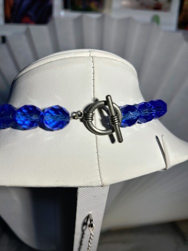 BLUE CRYSTAL NECKLACE WITH SILVER FLORAL ACCENTS 17" LONG - Picture 4 of 5