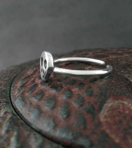 Tiny Skull Toe Midi Above Knuckle Pinky Ring Adjustable Halloween Goth 925 wh76 - Picture 2 of 5