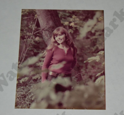 busty redhead girl outdoor candid tight jeans 1970's VINTAGE PHOTOGRAPH Cw