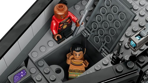 LEGO Marvel: Black Panther: War on the Water (76214) - Picture 9 of 12