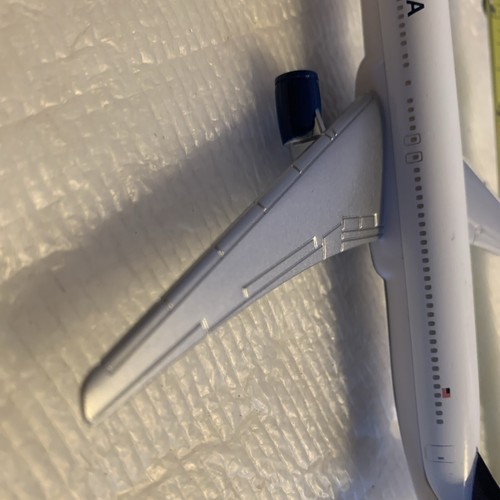 Realtoy Delta Airlines Diecast Metal Airplane 5.75” Inches Long Model Plane - Picture 4 of 13