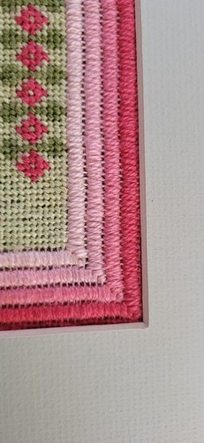 De Colección Acabado Punta de Aguja Calico Gato Rosa, Verde y Marfil Mate Sin Marco 20 x 16" - Imagen 10 de 12