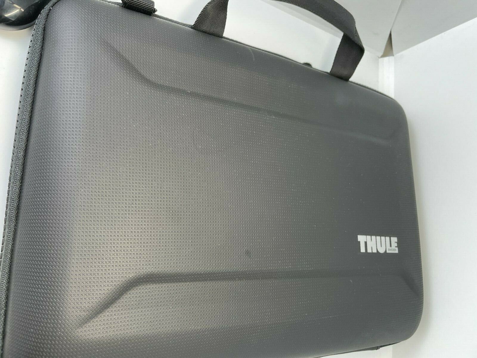 Thule Gauntlet 4 Messenger Bag Case for 15.4" Apple MacBook Pro surface Black