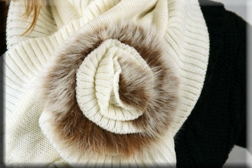 New White Knit Scarf Dark Brown Fox Fur Rosette Efurs4less - Picture 2 of 2