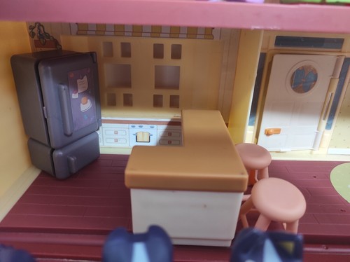 Bluey Family Home Playset Pack & Go House - Toy Figures, Furniture & Accessories - Picture 15 of 16
