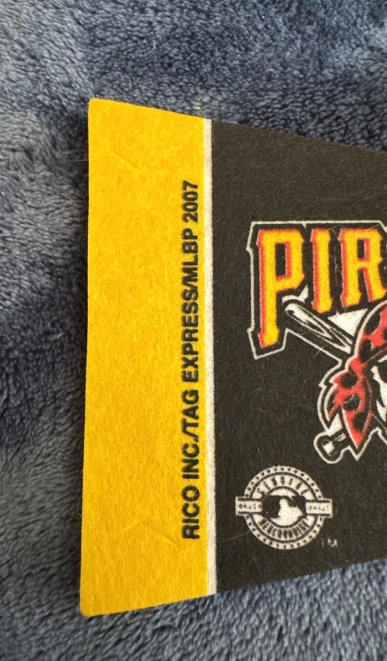 Lote de mini banderines y mini cascos de bateo vintage de los Piratas de Pittsburgh MLB Rico 9”x4” Foto 3 de 4
