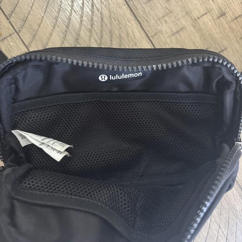 Bolso Cinturón Lululemon Everywhere Negro Un Litro Originalmente $38 - Imagen 2 de 5