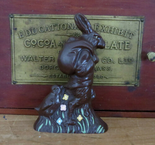 The Salem Collection coniglio di Pasqua coniglio in finta resina cioccolato con pulcino e fiori - Foto 3 di 3
