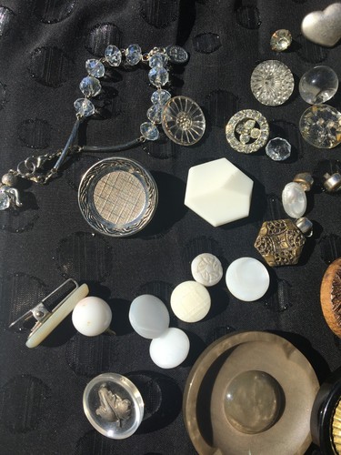 137 antique-vtg buttons beads Bakelite, celluloid, glass, shell, early plastic~ - Picture 5 of 24