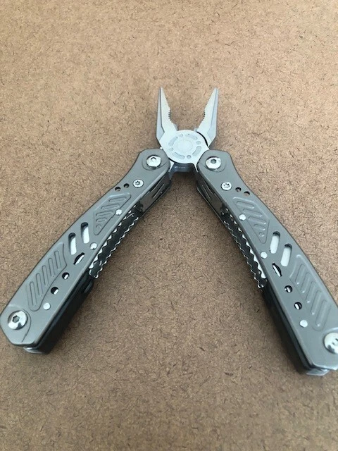MULTI TOOL ( 14 IN 1 Full size w/belt ) sheath GRAY — Excellent condition