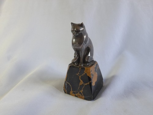 Art Deco sitzende Katze aus versilberter Bronze und Marmor von Louis Rigot - Bild 1 von 9