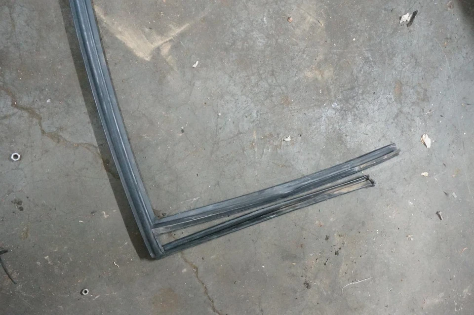 OE BMW E46 Puerta trasera izquierda conductor ventana pista sello meteorológico 99-05 325i 330i 323i Foto 3 de 4