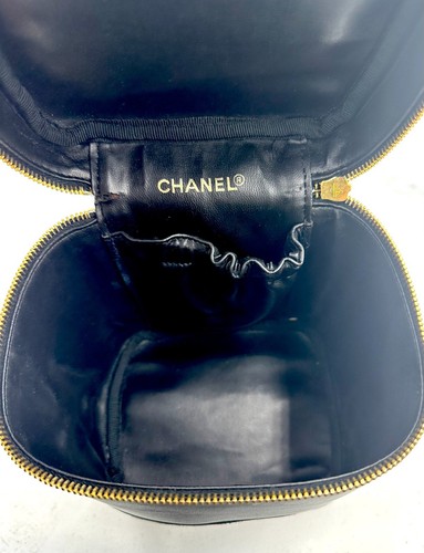 Vanity case vintage Chanel in pelle di agnello nera con cartoncino e autenticazione - Foto 8 di 19