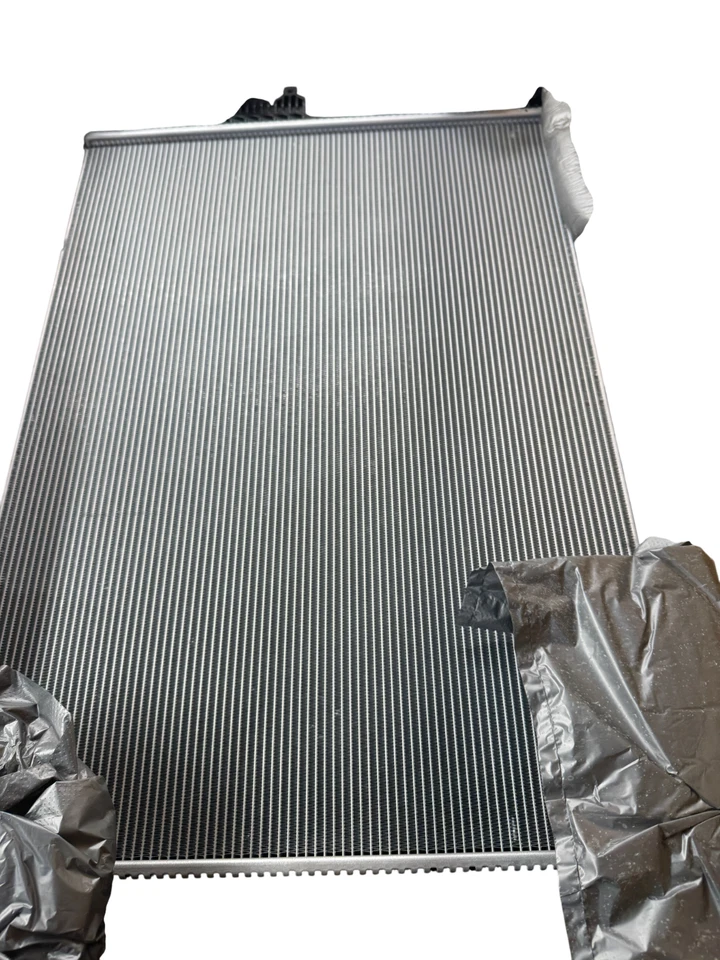 Radiador de refrigeración del motor Chrysler Voyager Pacifica 2017-23 genuino OEM 68595954AA Foto 4 de 4