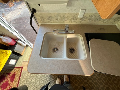 2004 Winnebago Sightseer Class A Motor Home - Picture 13 of 40