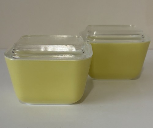 2 gelbe Vintage Pyrex Kühlschrank Geschirr # 501 B mit Deckel 1-1/2 Tasse Hergestellt in den USA