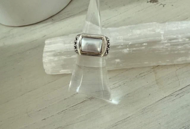 Anillo de perlas mabe Michael Dawkins de plata de ley con bisel de oro de 14kt: talla 6 Foto 3 de 4