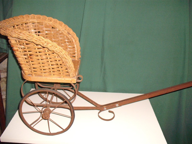 ANTIQUE WICKER BABY DOLL CARRIAGE PRAM STROLLER BUGGY PULL TOY
