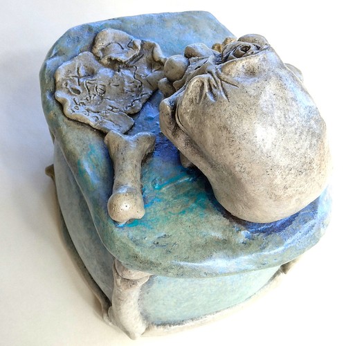 Handmade Pirate Skull & Bones, Collectible Trinket Box, Sculpture in Cast Stone - Picture 5 of 18