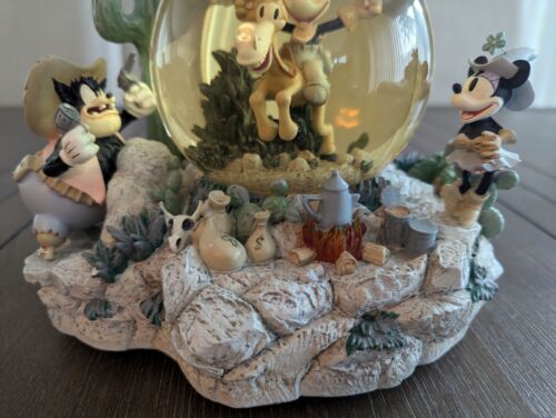 DISNEY MICKEY MOUSE HOME ON THE RANGE GLOBO DE NIEVE LUCES MÚSICA MINNIE PETE WDW - Imagen 3 de 12