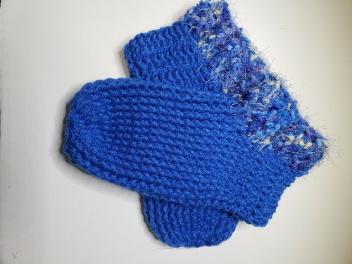 Handgefertigte gehäkelte Damen-Hausschuhe, blau mit mehrfarbigem blauem Rand, Größe L 9-11 - Bild 2 von 2