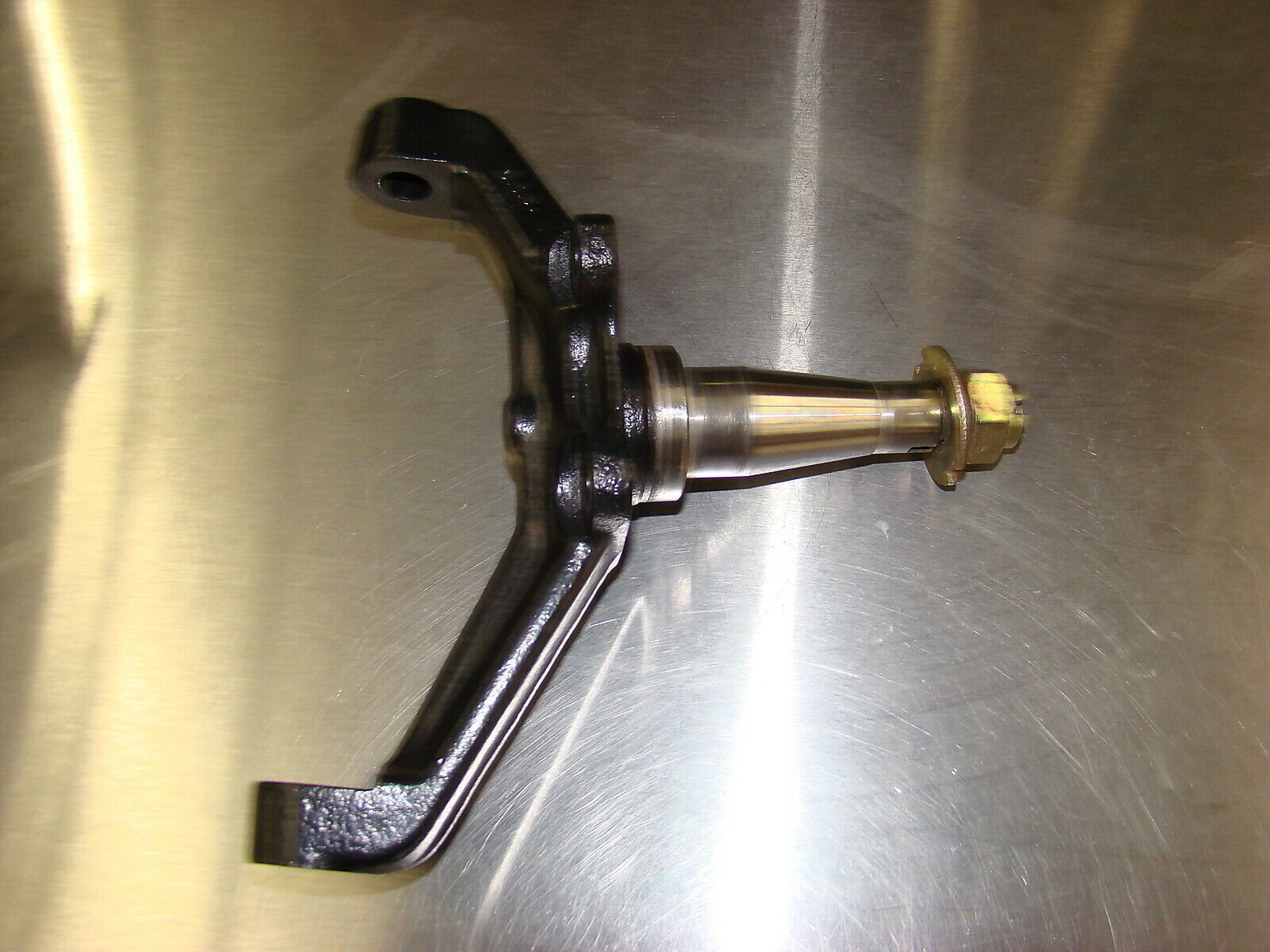 79-86 Maserati Quattroporte III Q3 Right Front Spindle with Spindle Nut