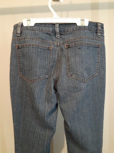 Women's Denim Shorts Size 8 Now Blue Distressed 3/4 Crop Jeans Stretch Pockets - Picture 5 of 6