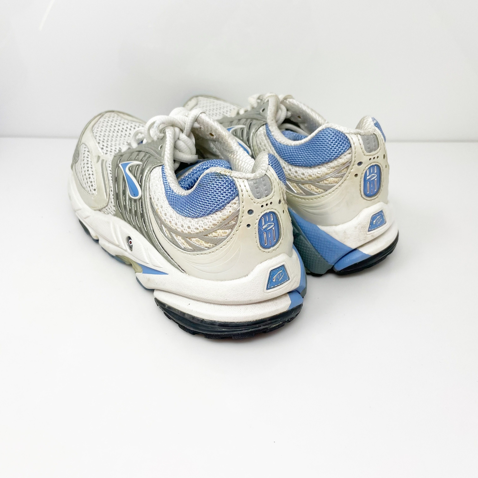 Brooks Womens Ariel MoGo 1200451B141 White Running Shoes Sneakers Size