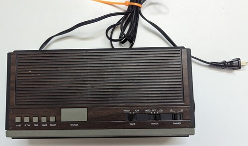 Emerson REL5200 FM/AM Alarm Clock Radio, Pre-Owned - Picture 1 of 3