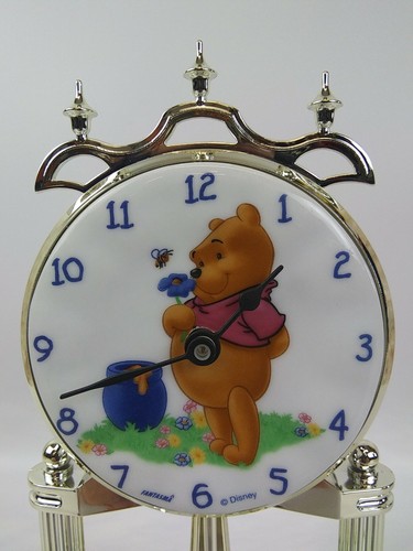 Disney Fantasma Winnie The Pooh Clock & Glass Dome with Moving Bees - Picture 2 of 8